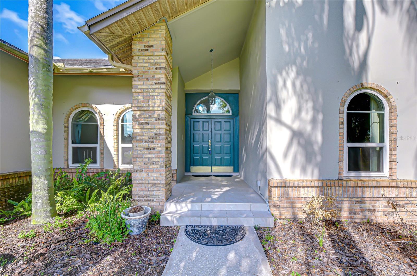 Inviting entry with double doors.