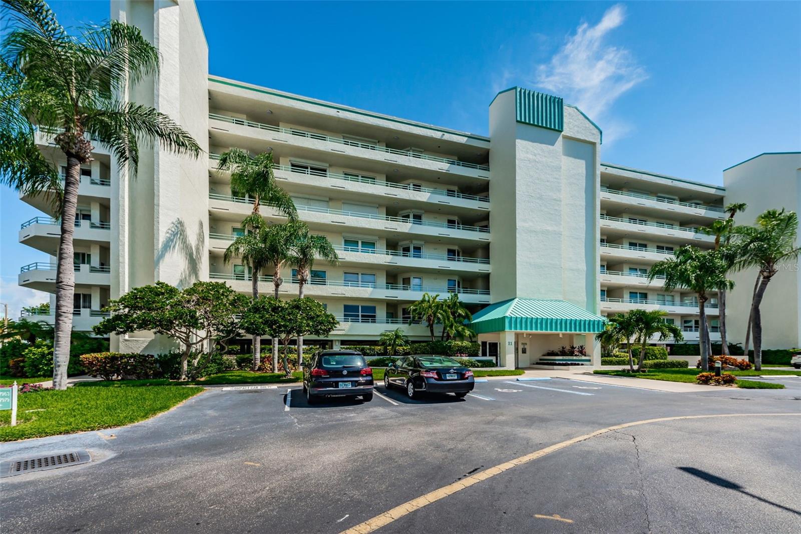 Sunrise Complex has lots of Guest Parking