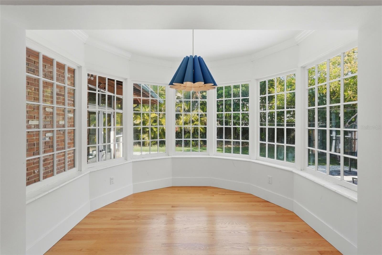 Eat-In Window'd Breakfast Nook