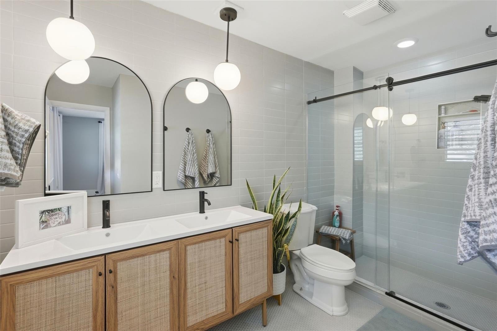 Newly Renovated En-suite Primary Bathroom