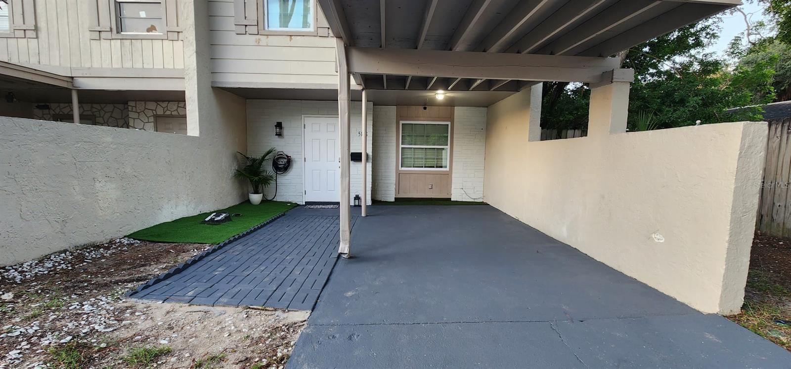 PARTE DELANTERA DE LA CASA