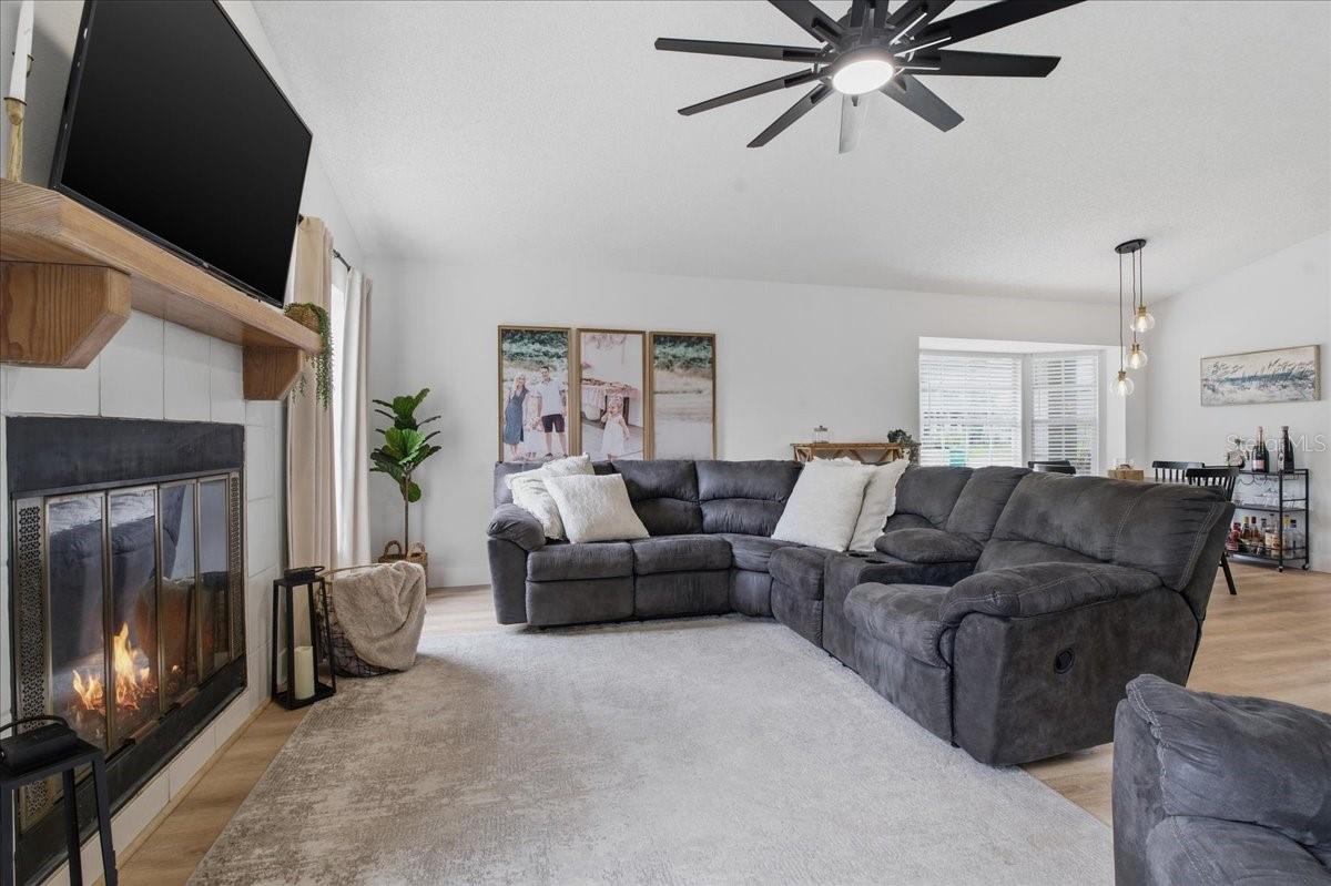 TONS OF NATURAL LIGHT THROUGHOUT