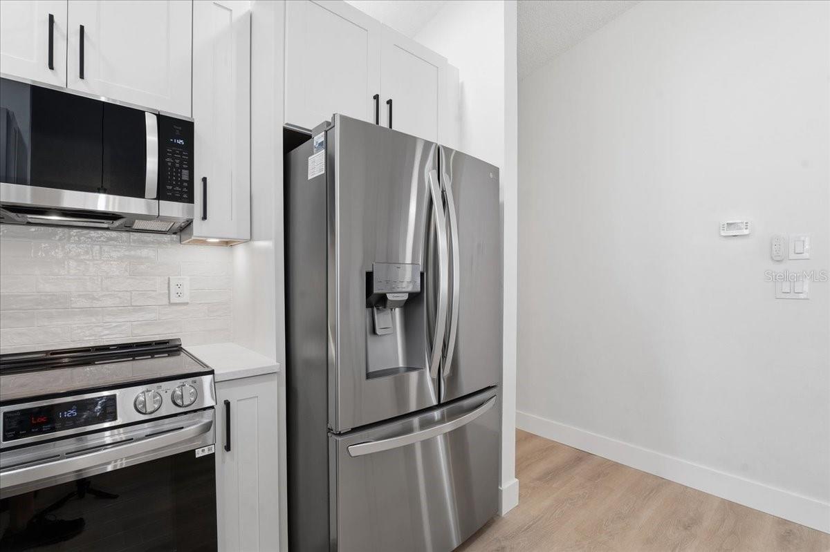STAINLESS STEEL APPLIANCES & TILE BACKSPLASH