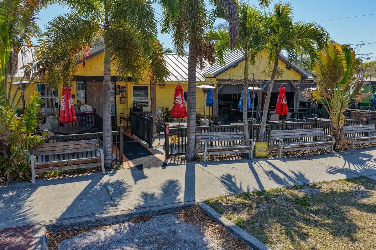 DOWNTOWN PALM HARBOR - JUST A MILE AWAY!