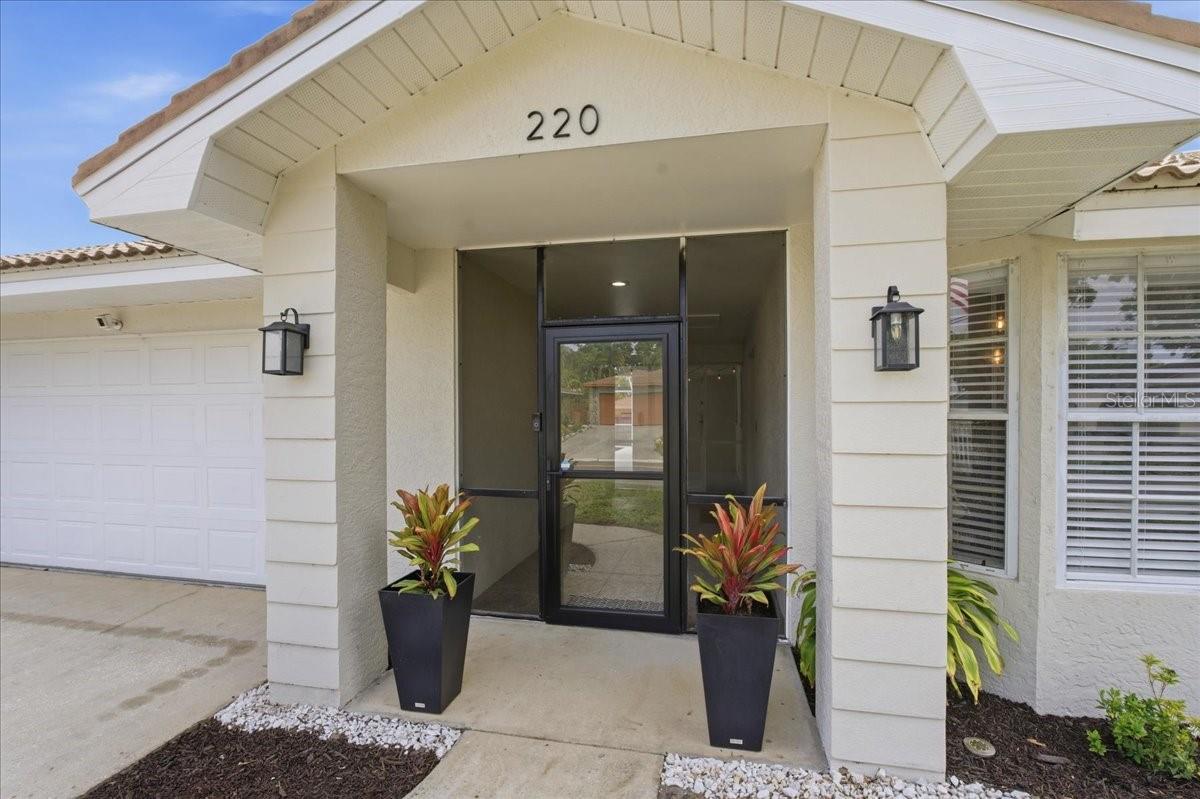 COVERED ENTRY WAY ~ SHOWS LIKE A MODEL HOME!