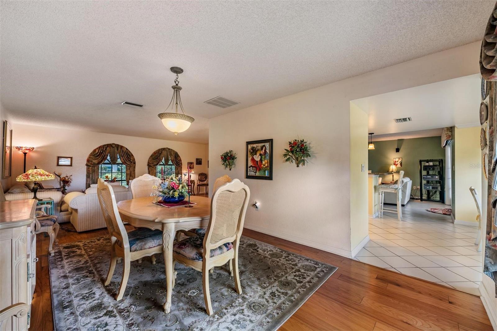 dining room to living room and kitchen