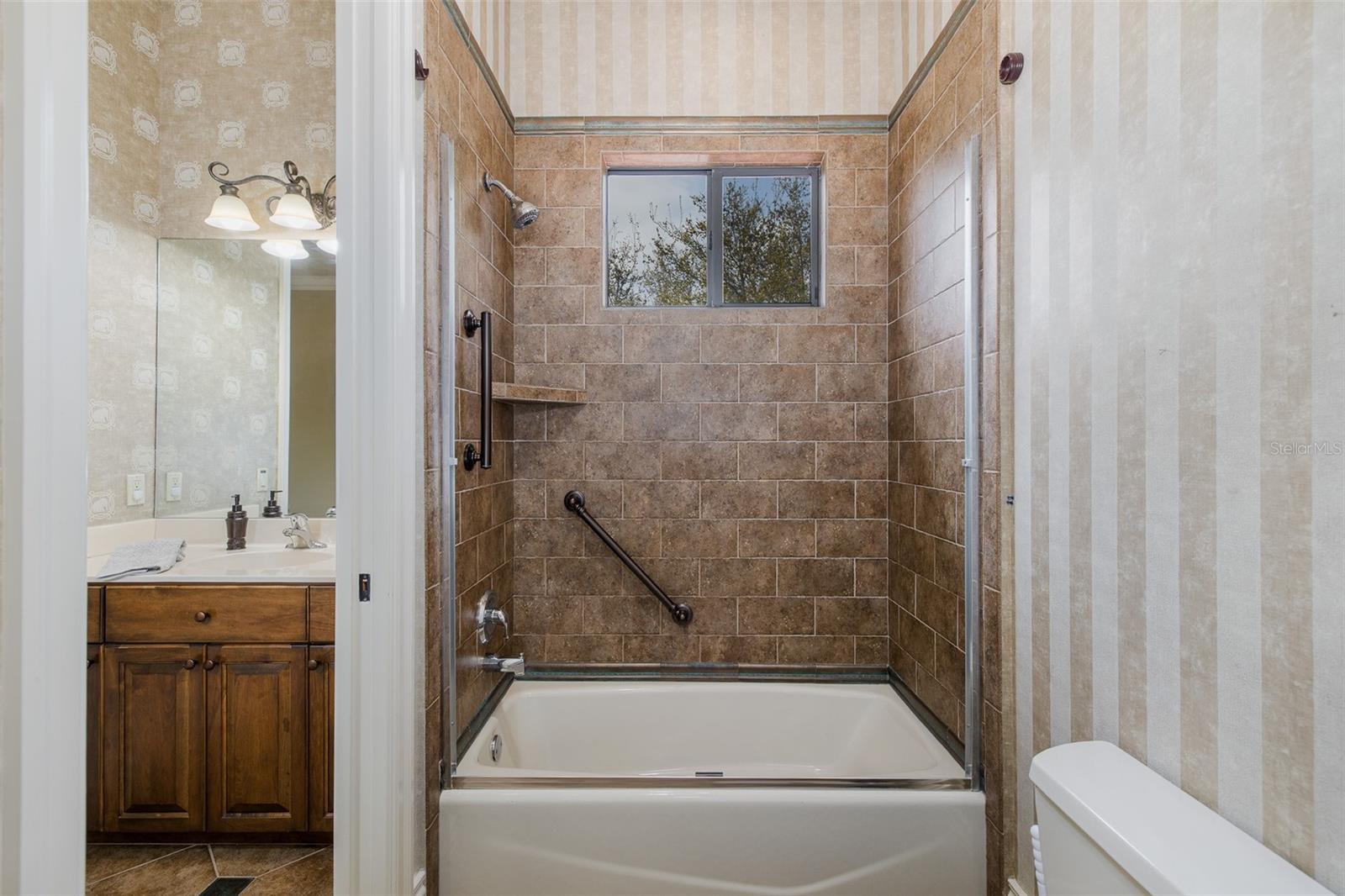 Upstairs Jack & Jill Tub/Shower