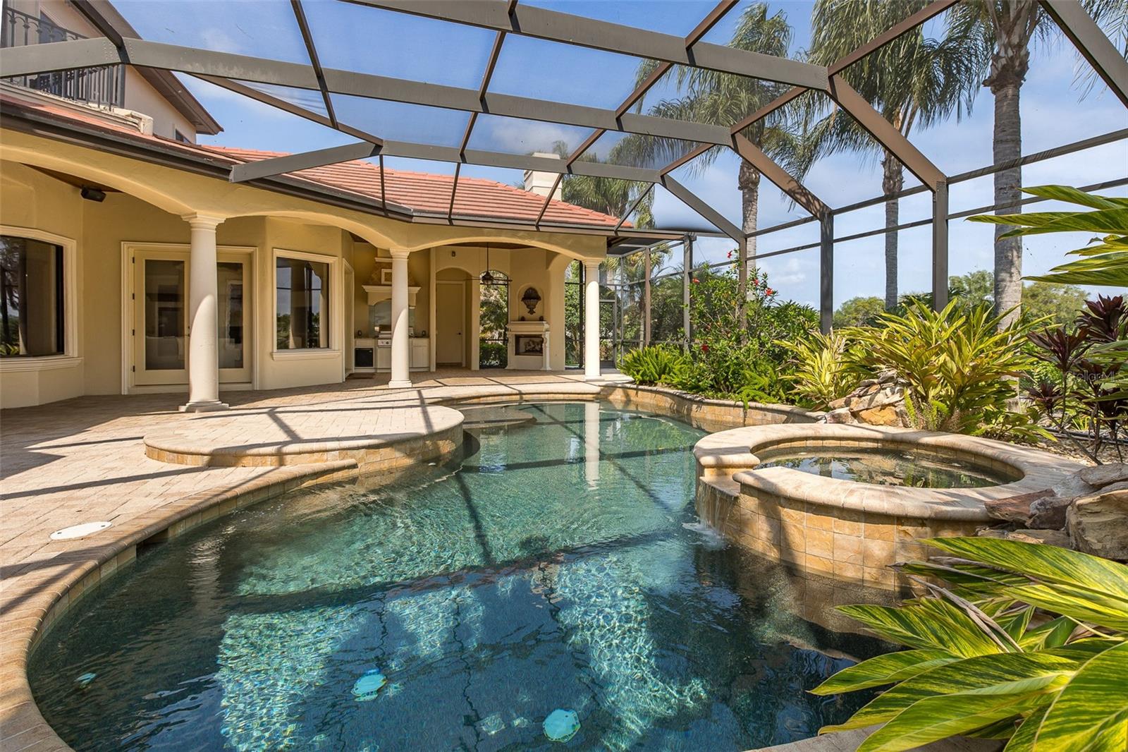 Pool w/Spill Over Spa