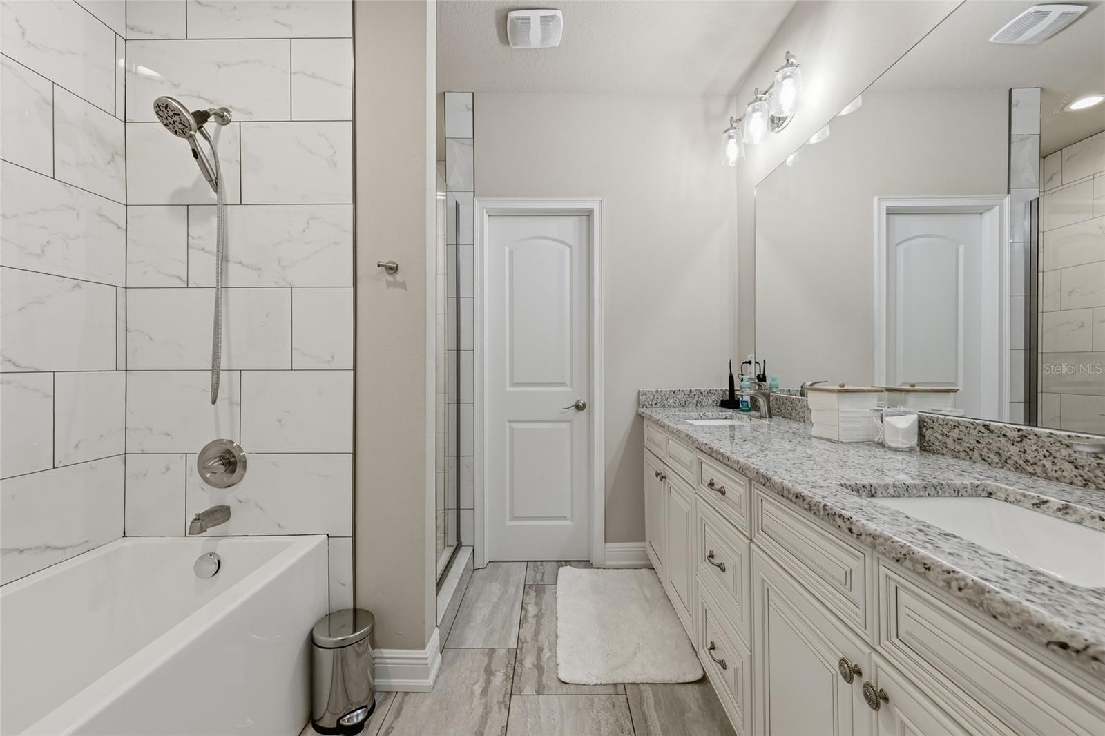 Primary en suite bathroom