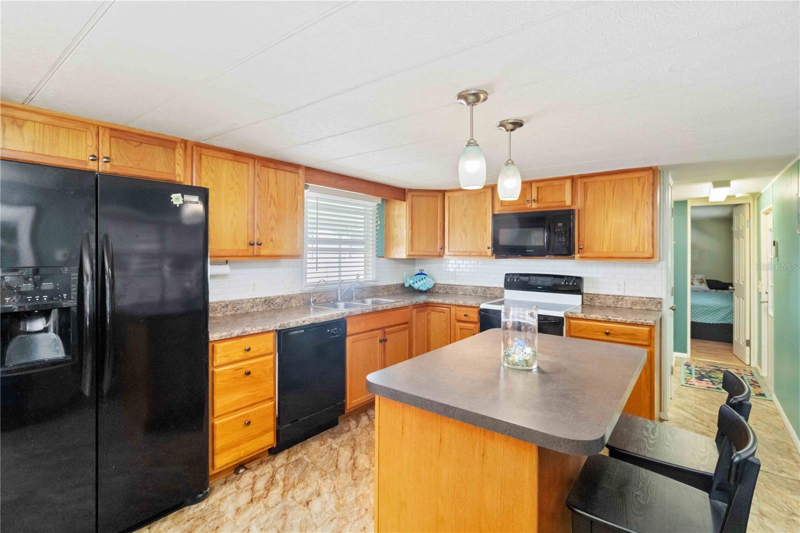 Island/breakfast bar!