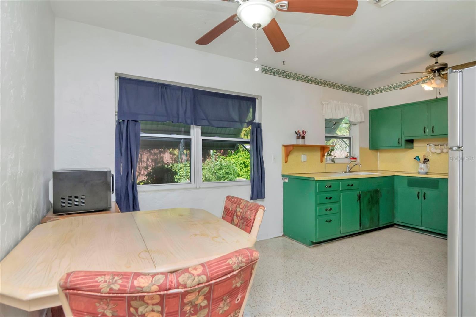 Eat in area by kitchen and view into the backyard.