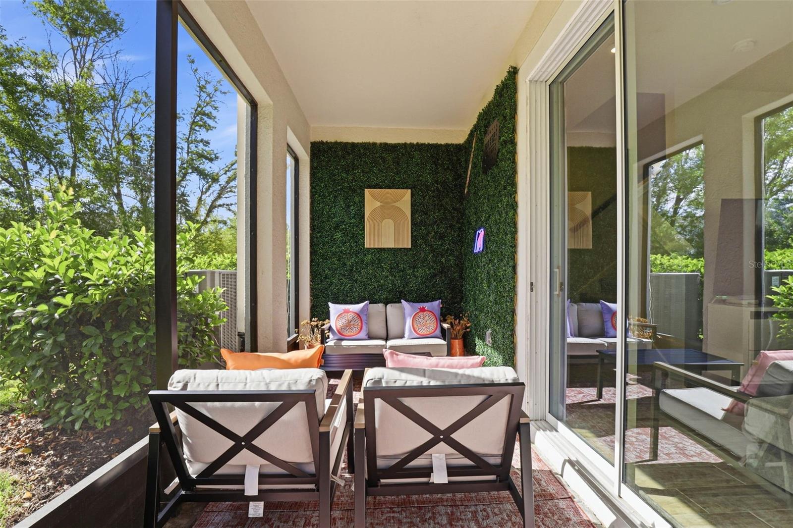 Covered & Screened  Lanai/Grass Feature Wall