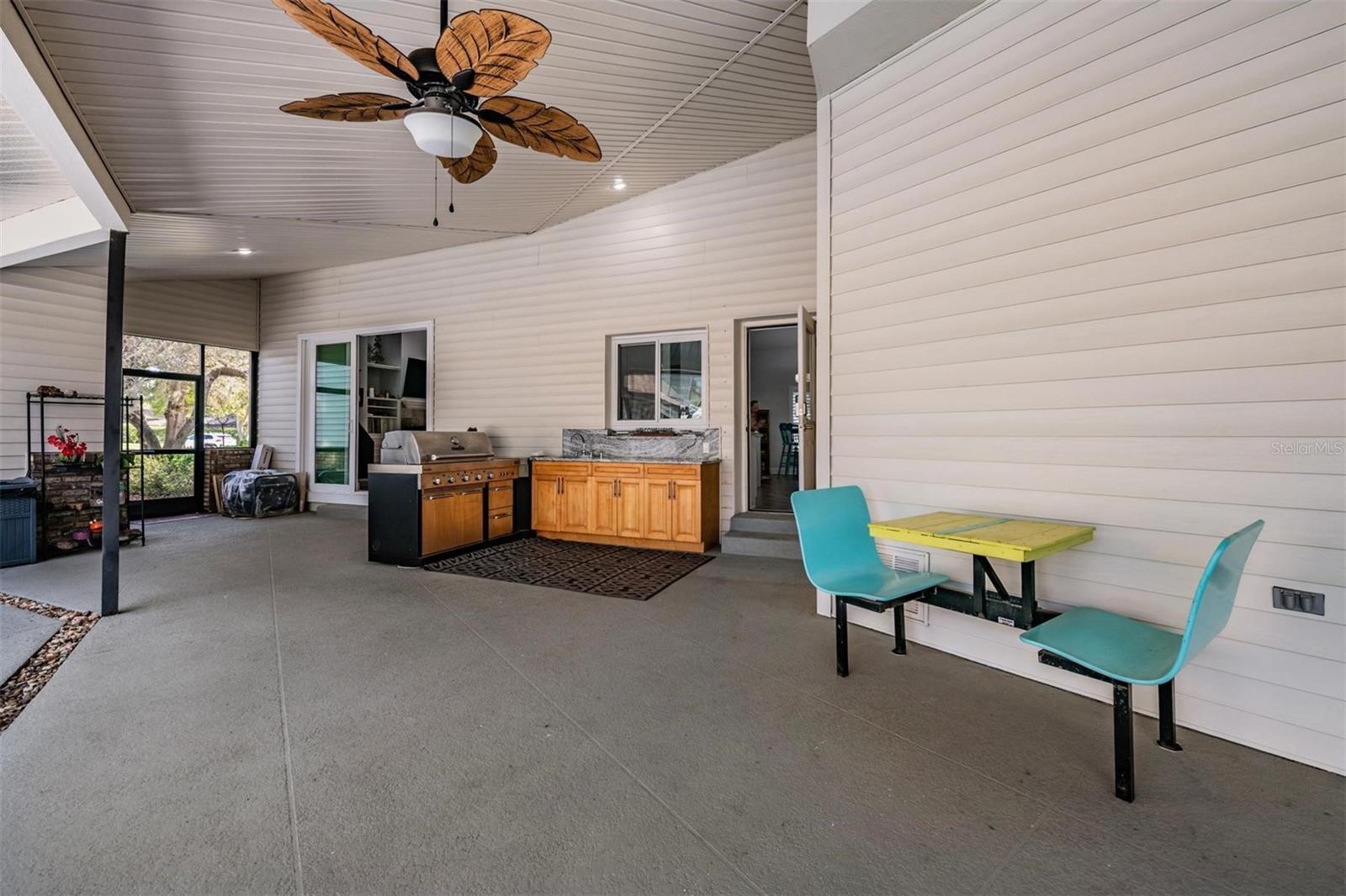 Outdoor kitchen area