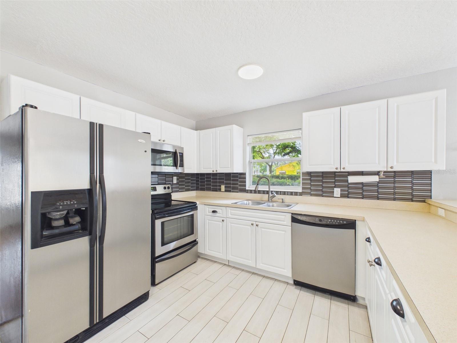 Nice, bright kitchen with newer cabinets!