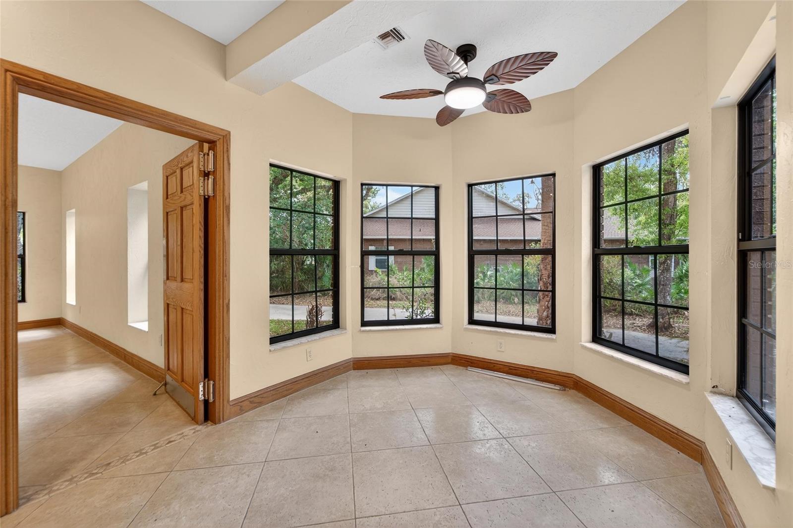 Eat-in area (Dinette) with wooded view