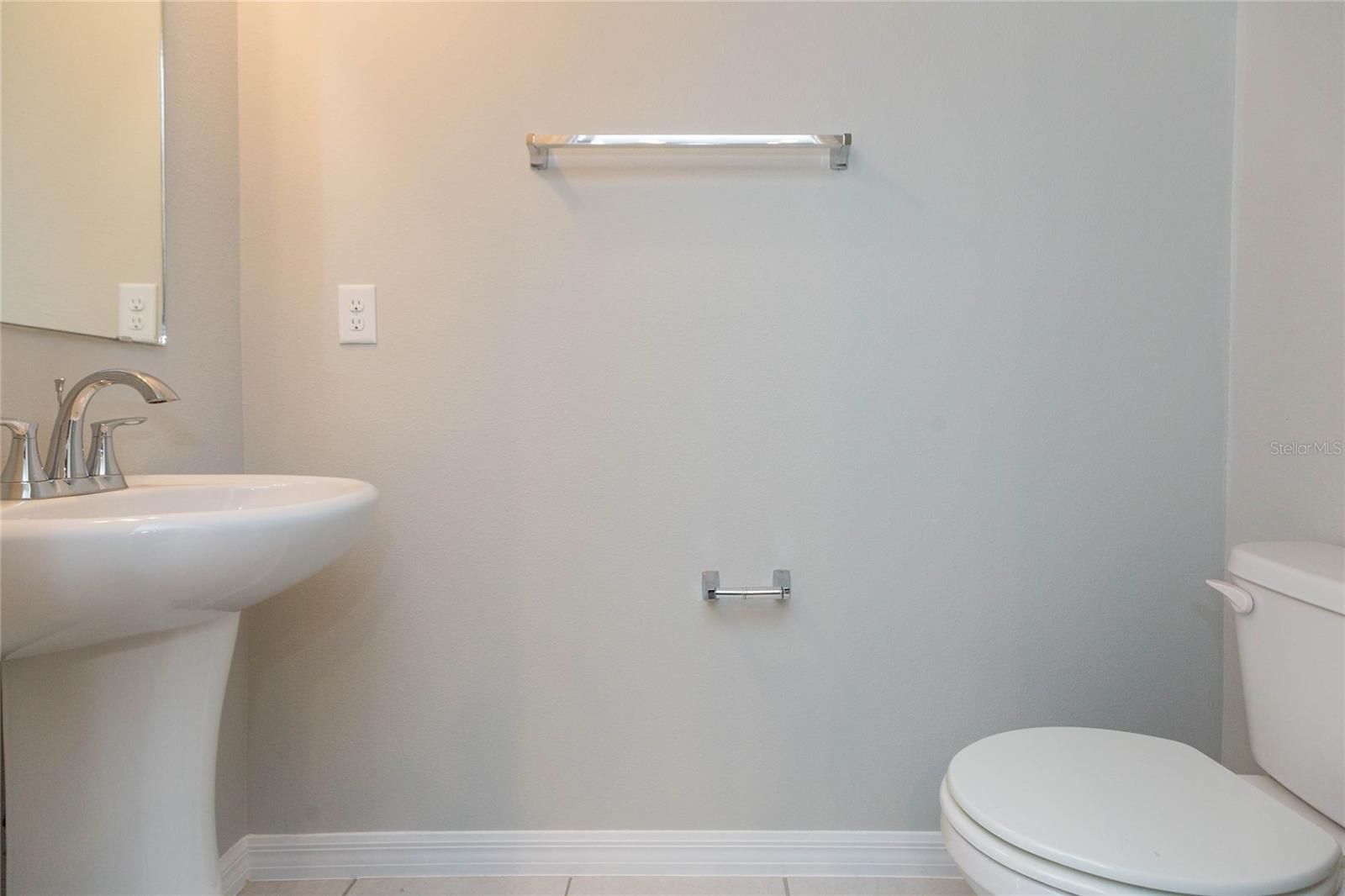 Powder room on the 1st floor