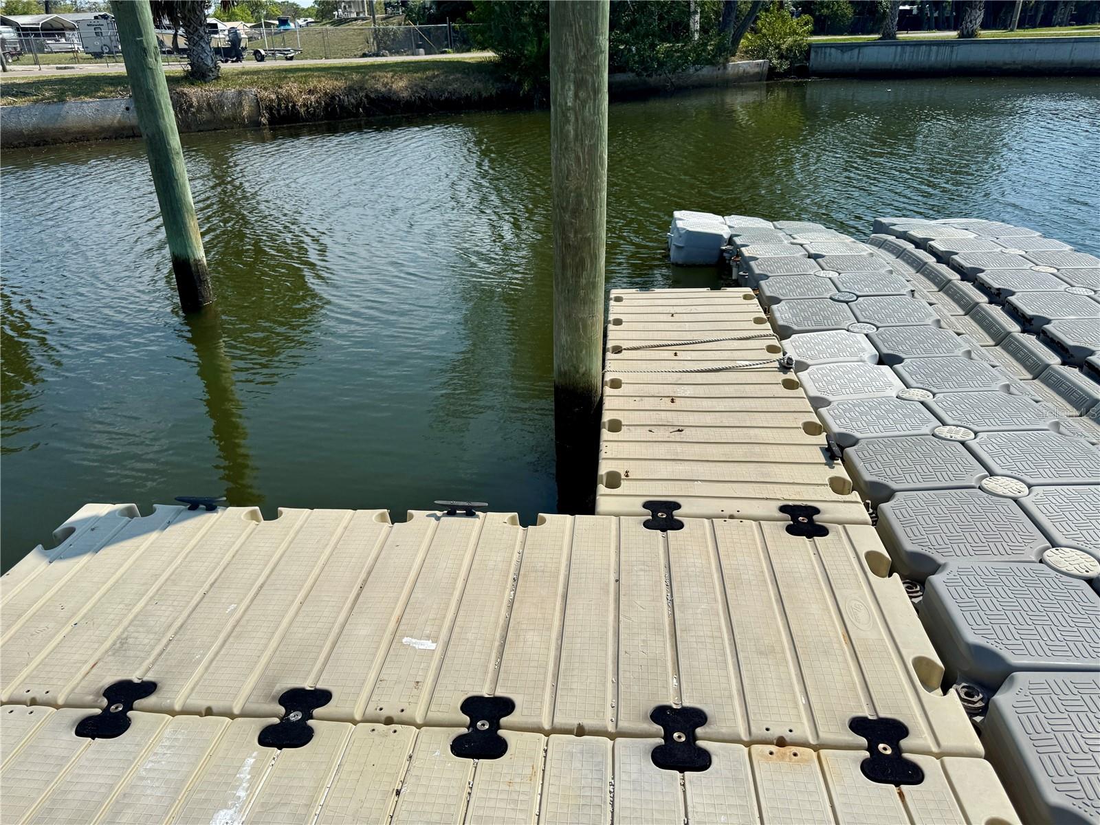 FLOATING DOCK