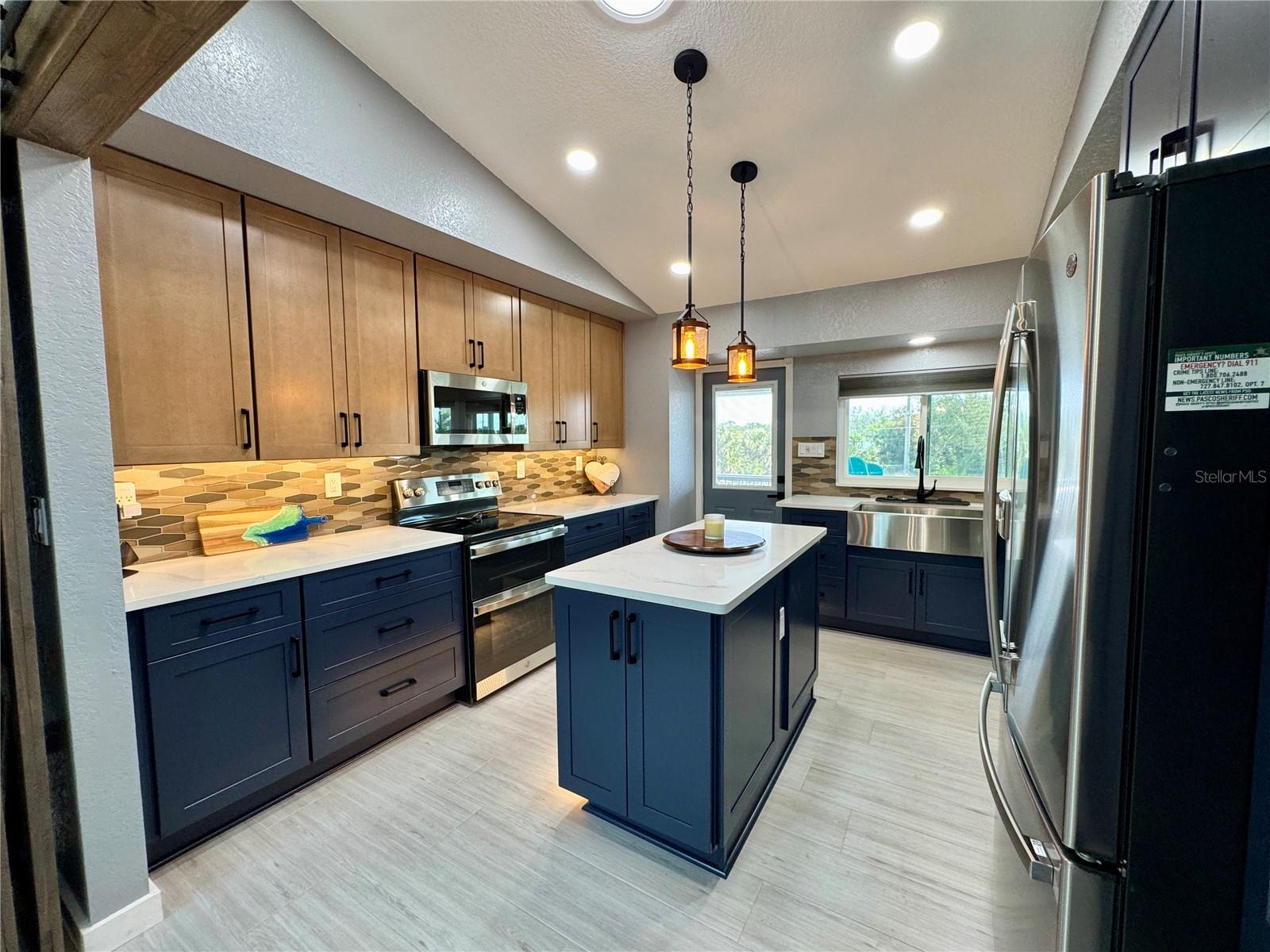 HUGE GOURMET KITCHEN WITH QUARTZ COUNTERS