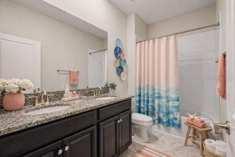 Hall bath between 3rd and 4th bedrroms