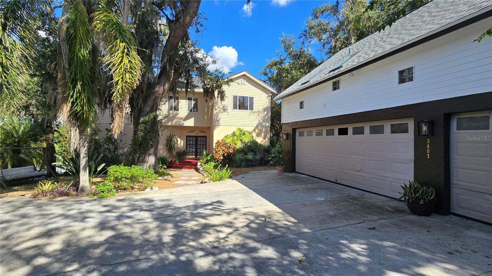 4BD/4BT main house. 2BD/1BT above garage apt