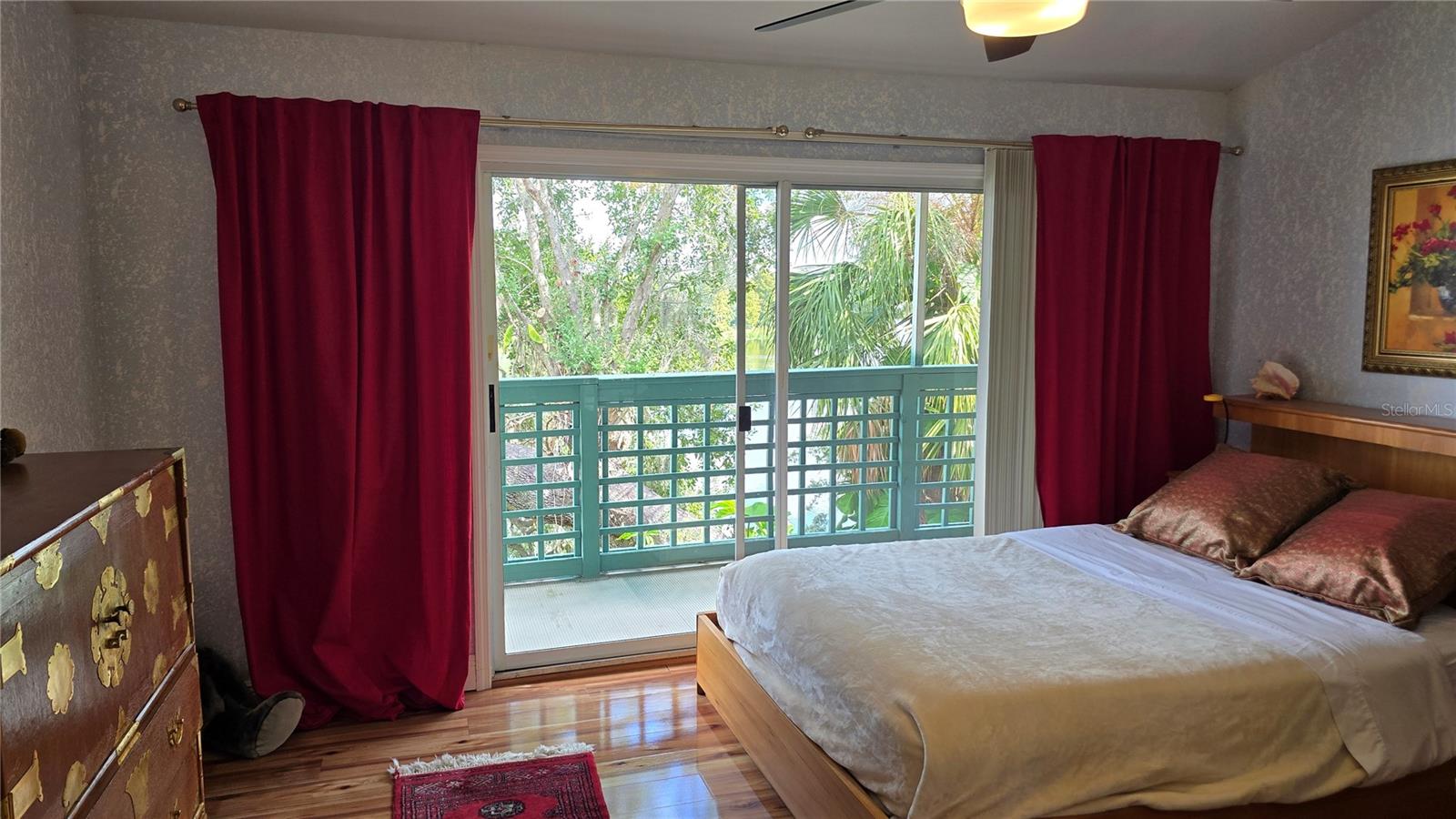 Mid bedroom