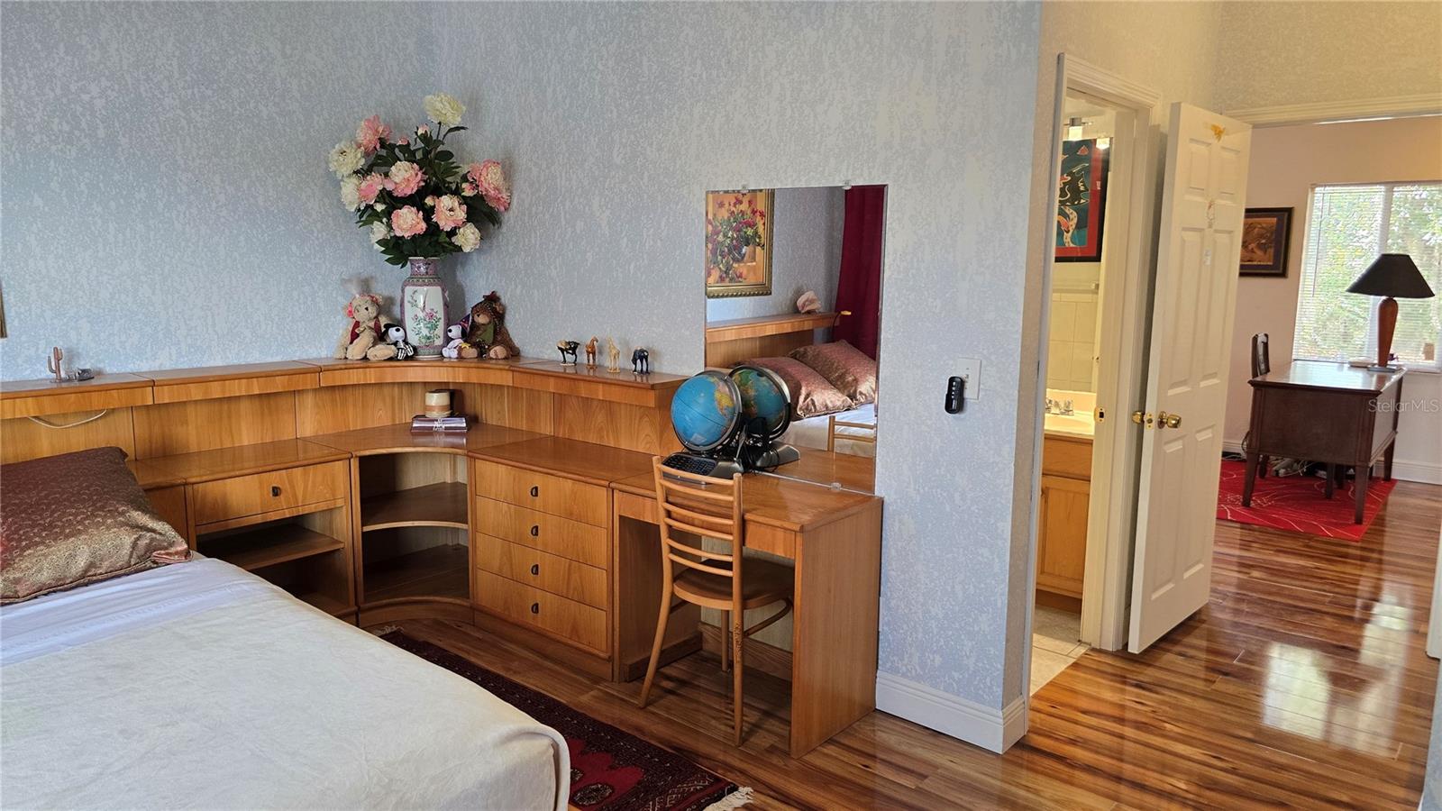 Mid bedroom