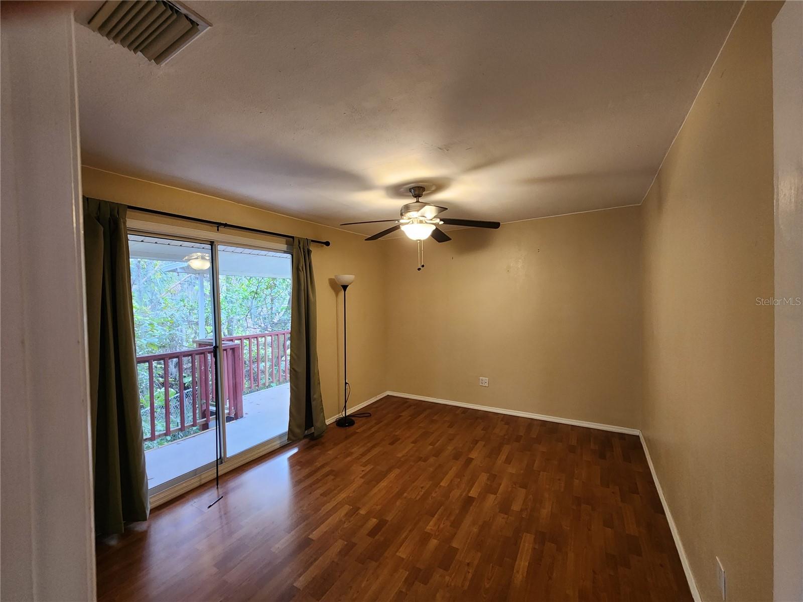 Apt primary bedroom