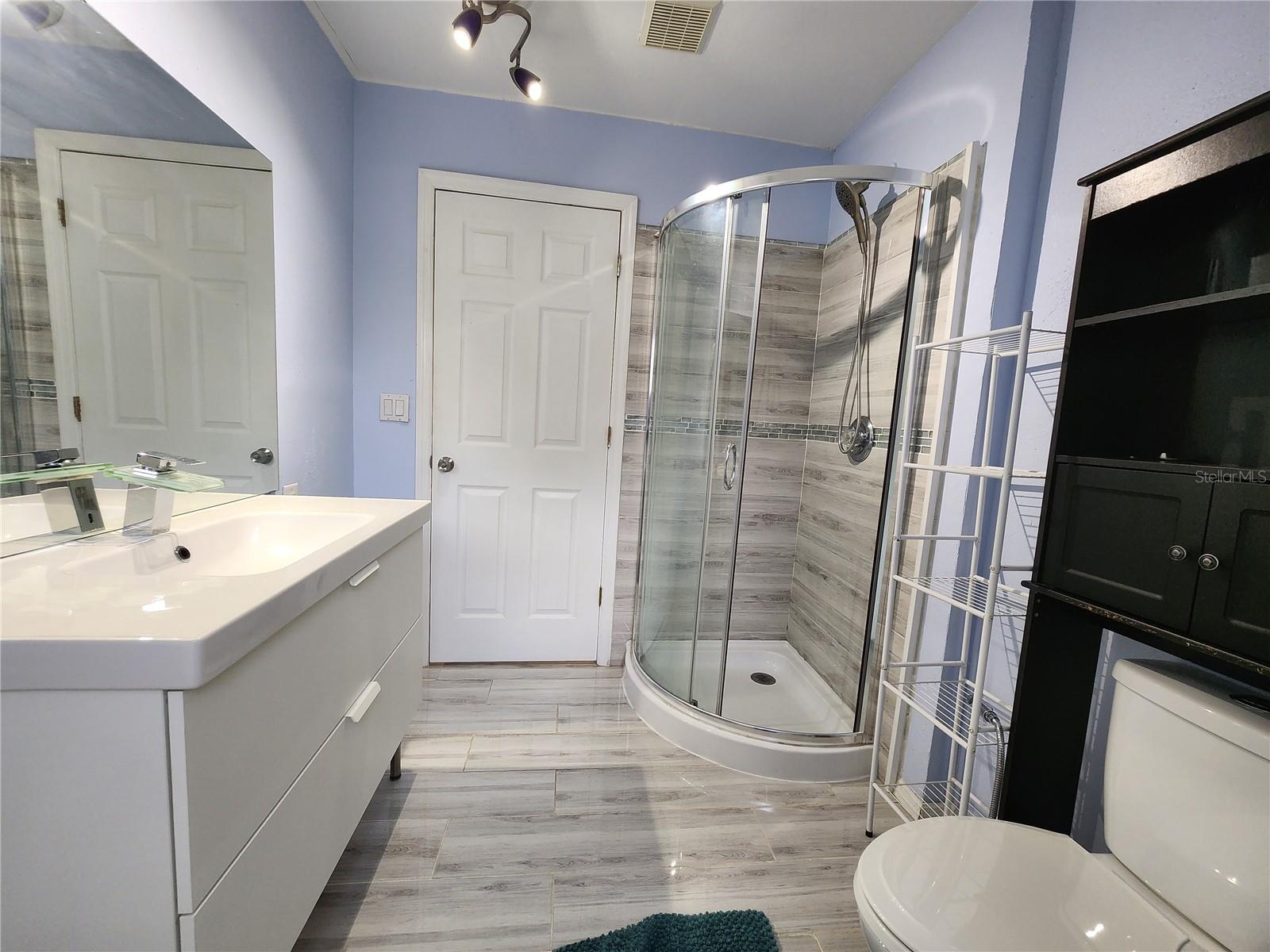 Apt shower