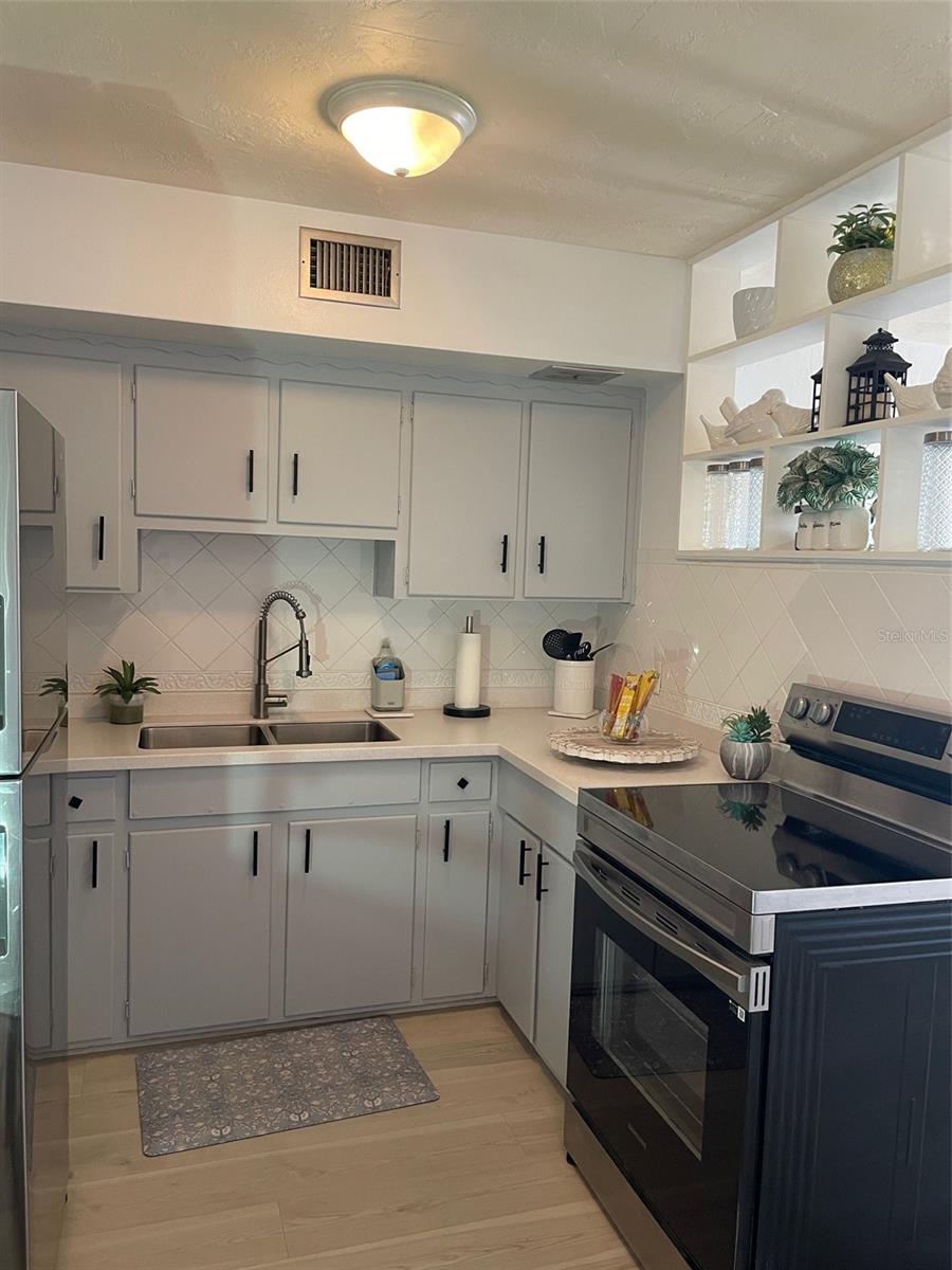 Kitchen - new countertop and appliances