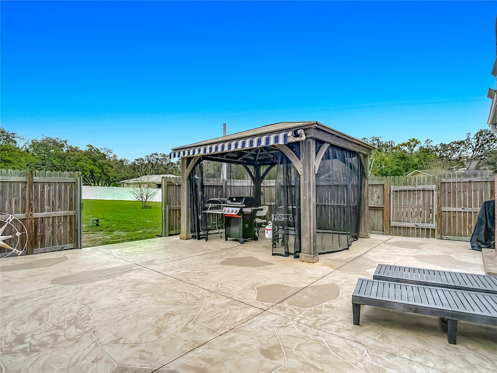 Additional Entertaining Area