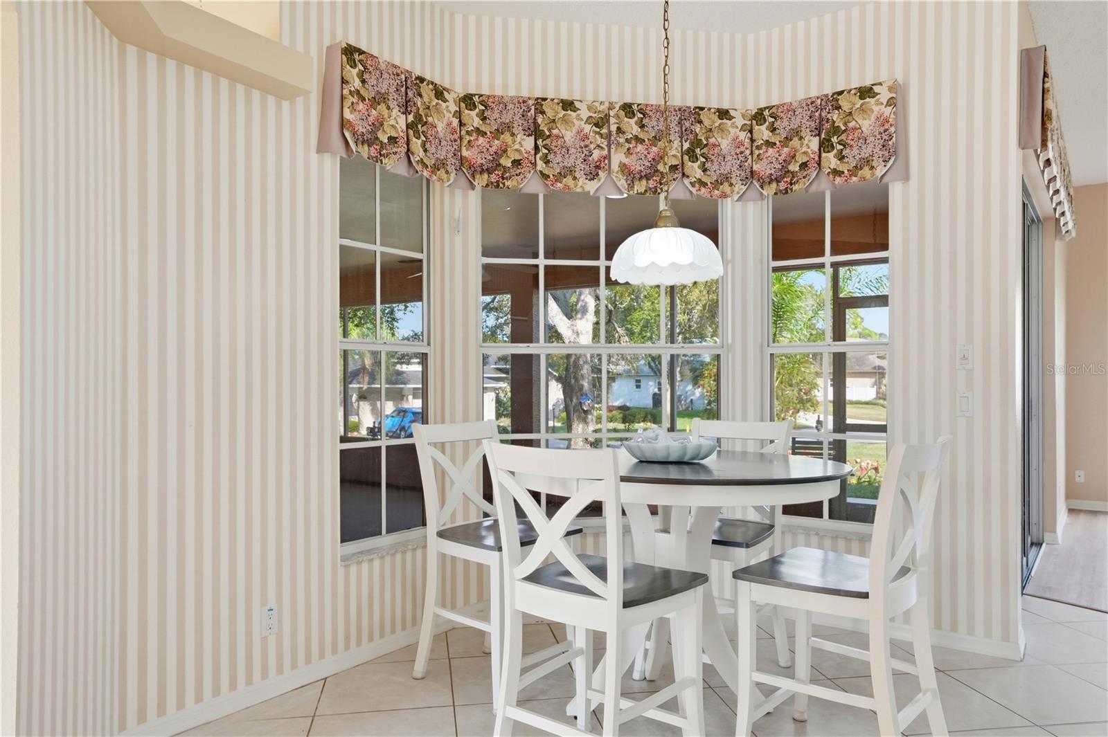 Breakfast nook with bay window, overlooking the lanai.
