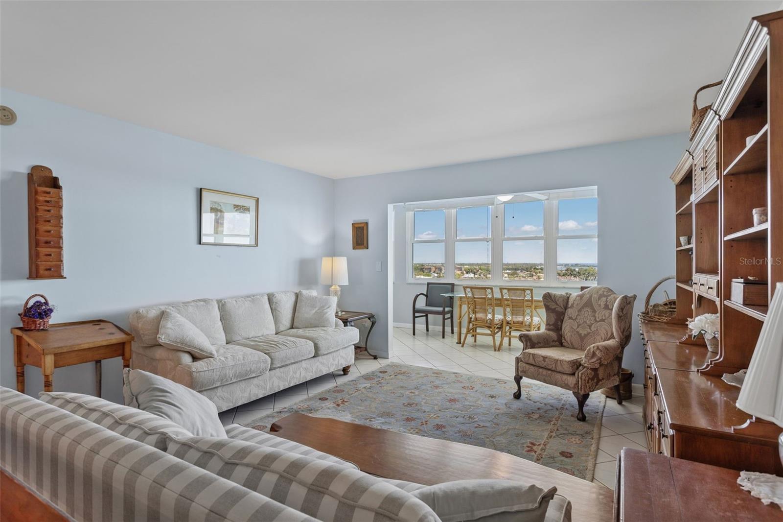 Bright family room w/tropical breezes