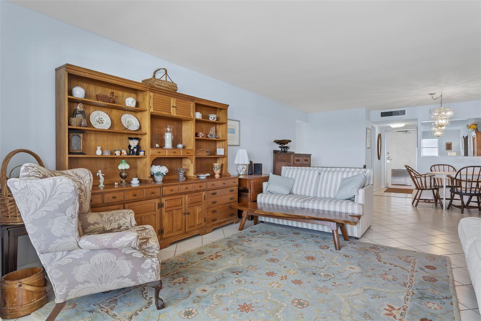 Oversized familyroom with CT floor.