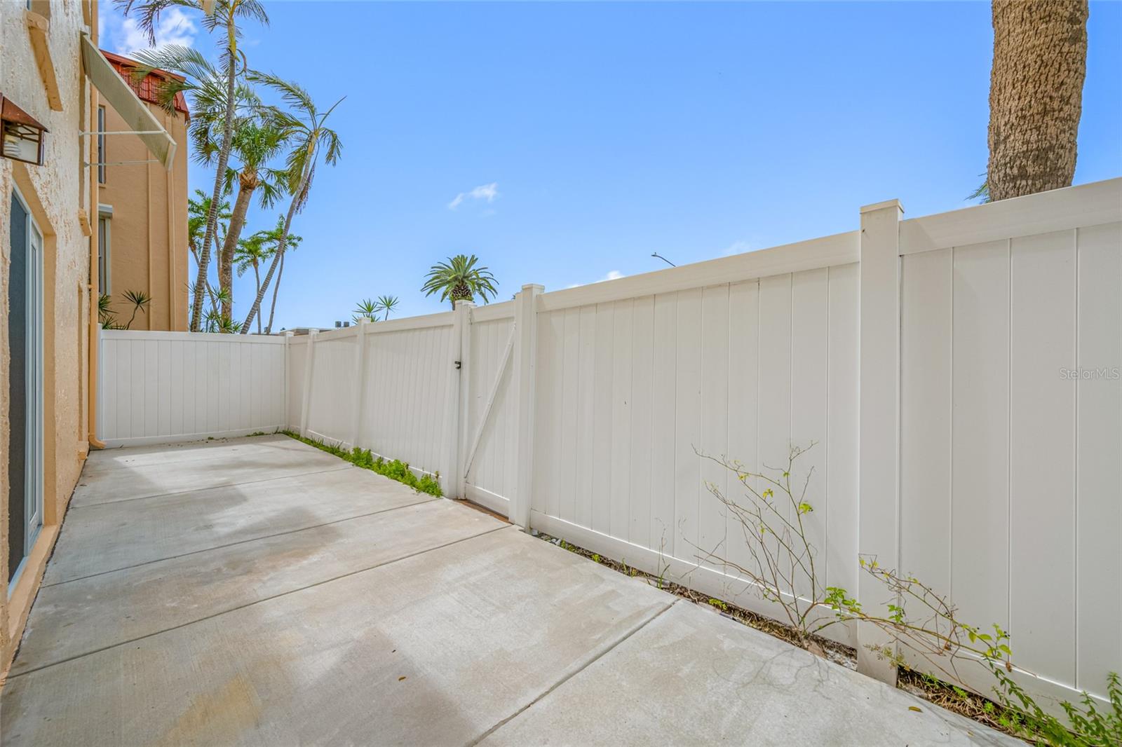 NICE PRIVATE FENCED PATIO