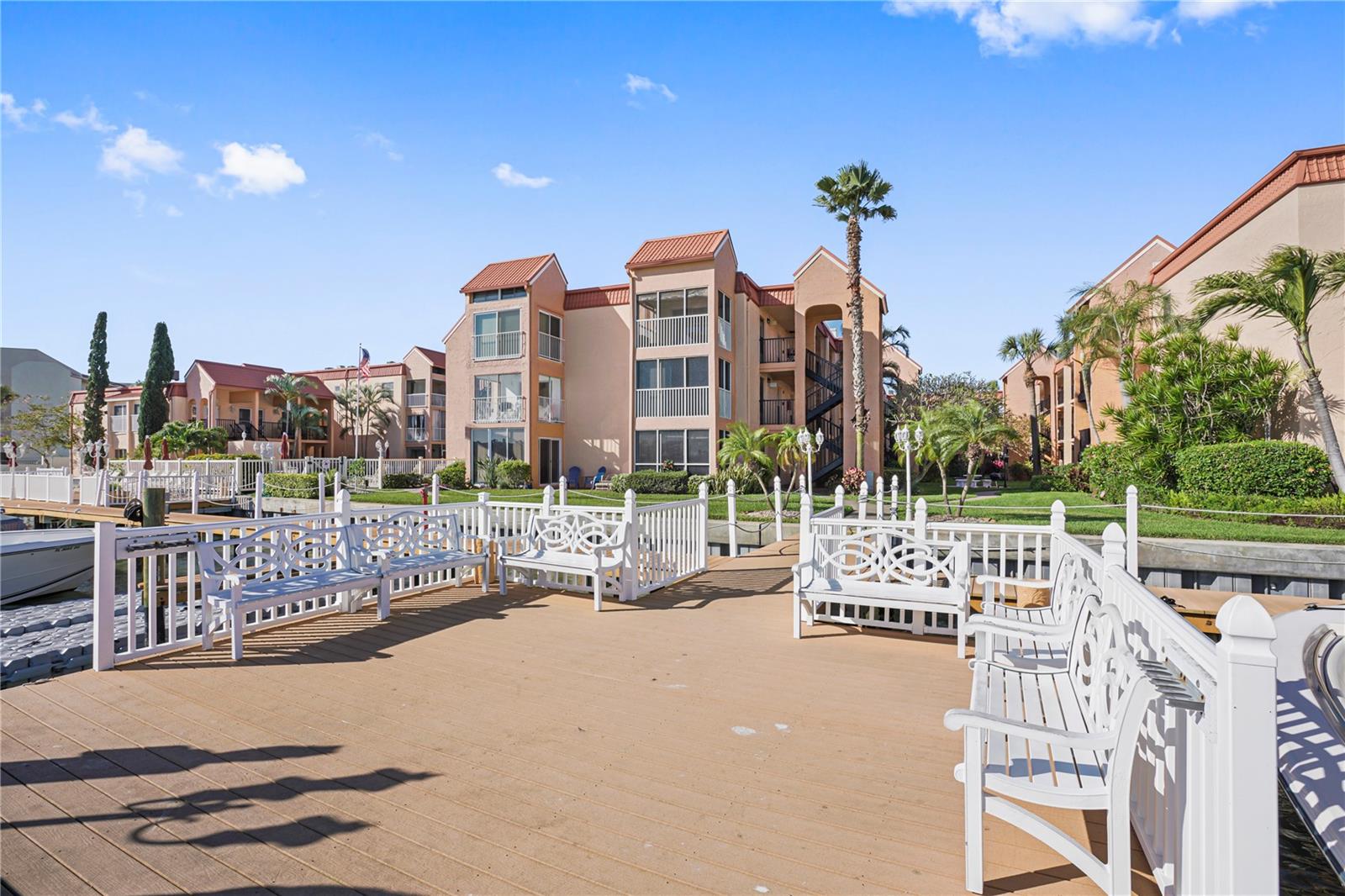FISHING DOCK WITH BENCHES FOR SOCIALIZATION