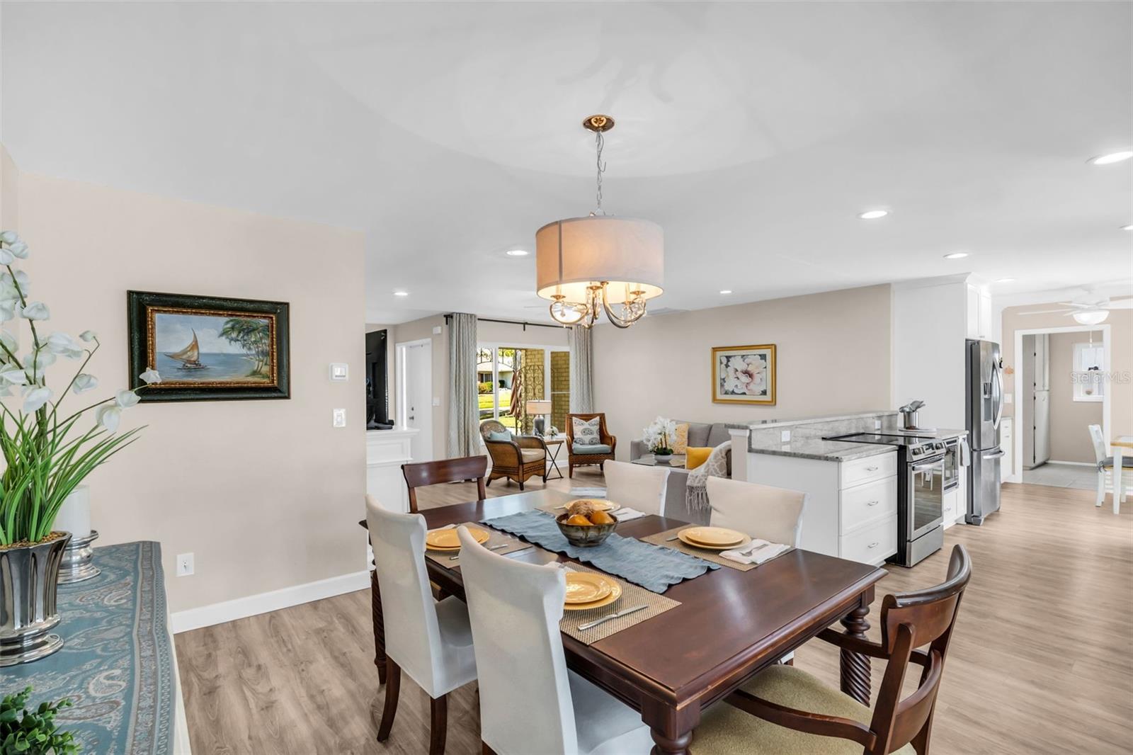 Perfectly positioned dining room between the kitchen & main living~