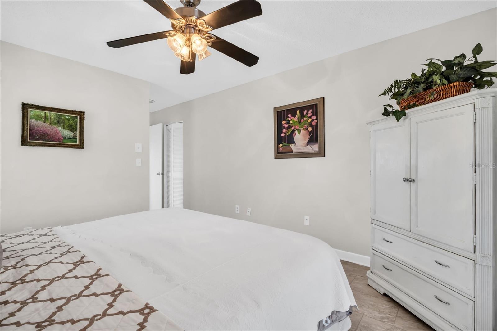 Primar suite offers an updated en-suite bath and large walk-in closet~