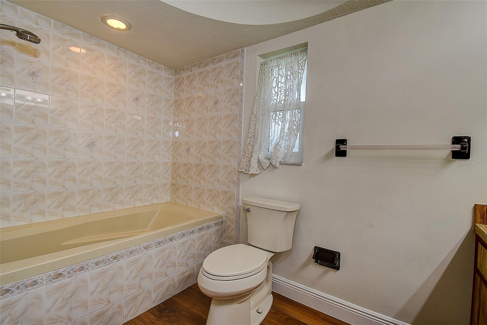 Ensuite with garden tub