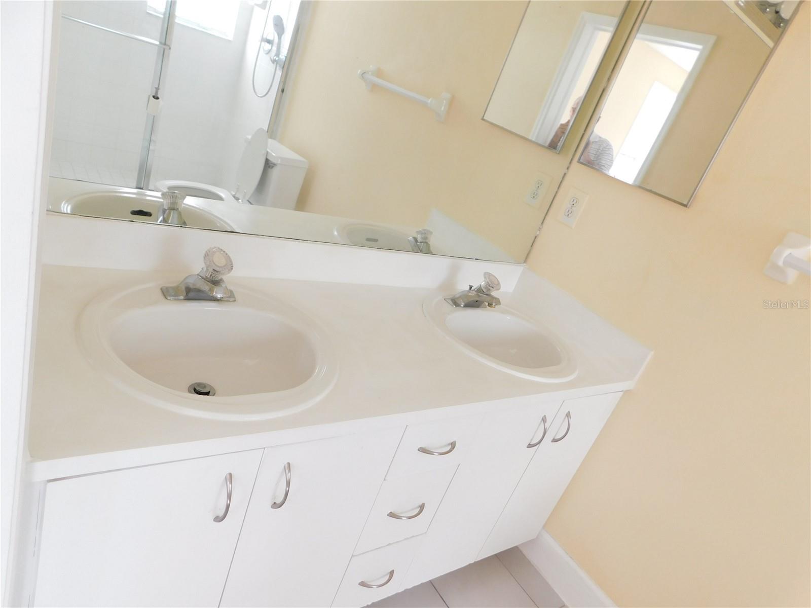 Dual sinks in en-suite bath 2nd floor