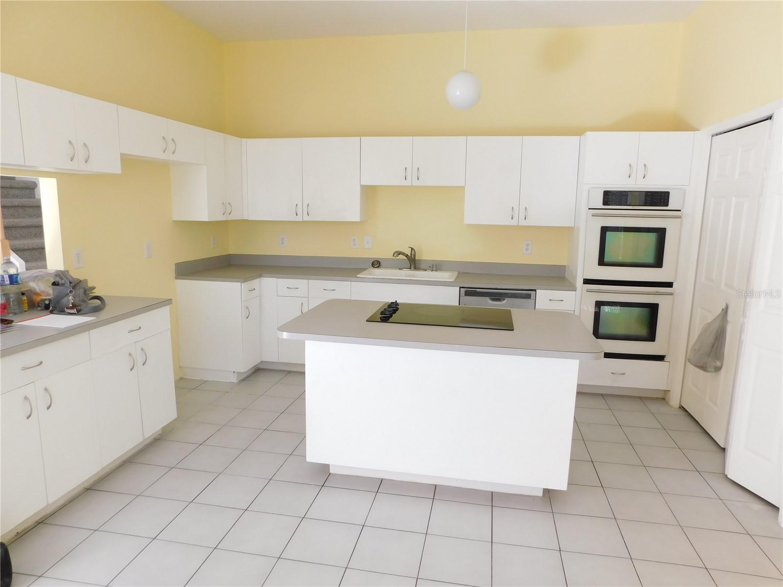 Kitchen with Cooking Island, Dual Ovens, Large Closet Pantry