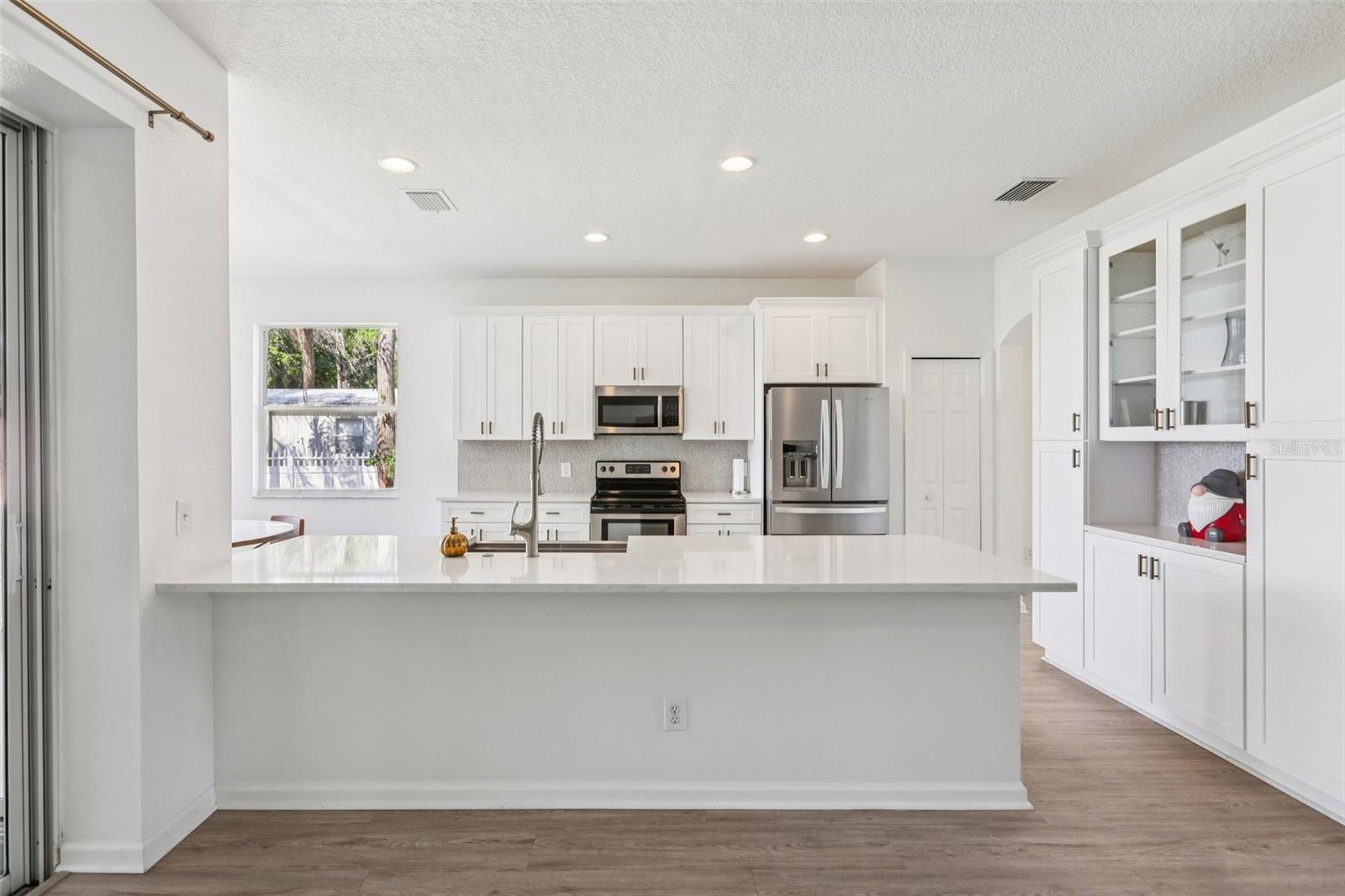 Kitchen / Breakfast Bar