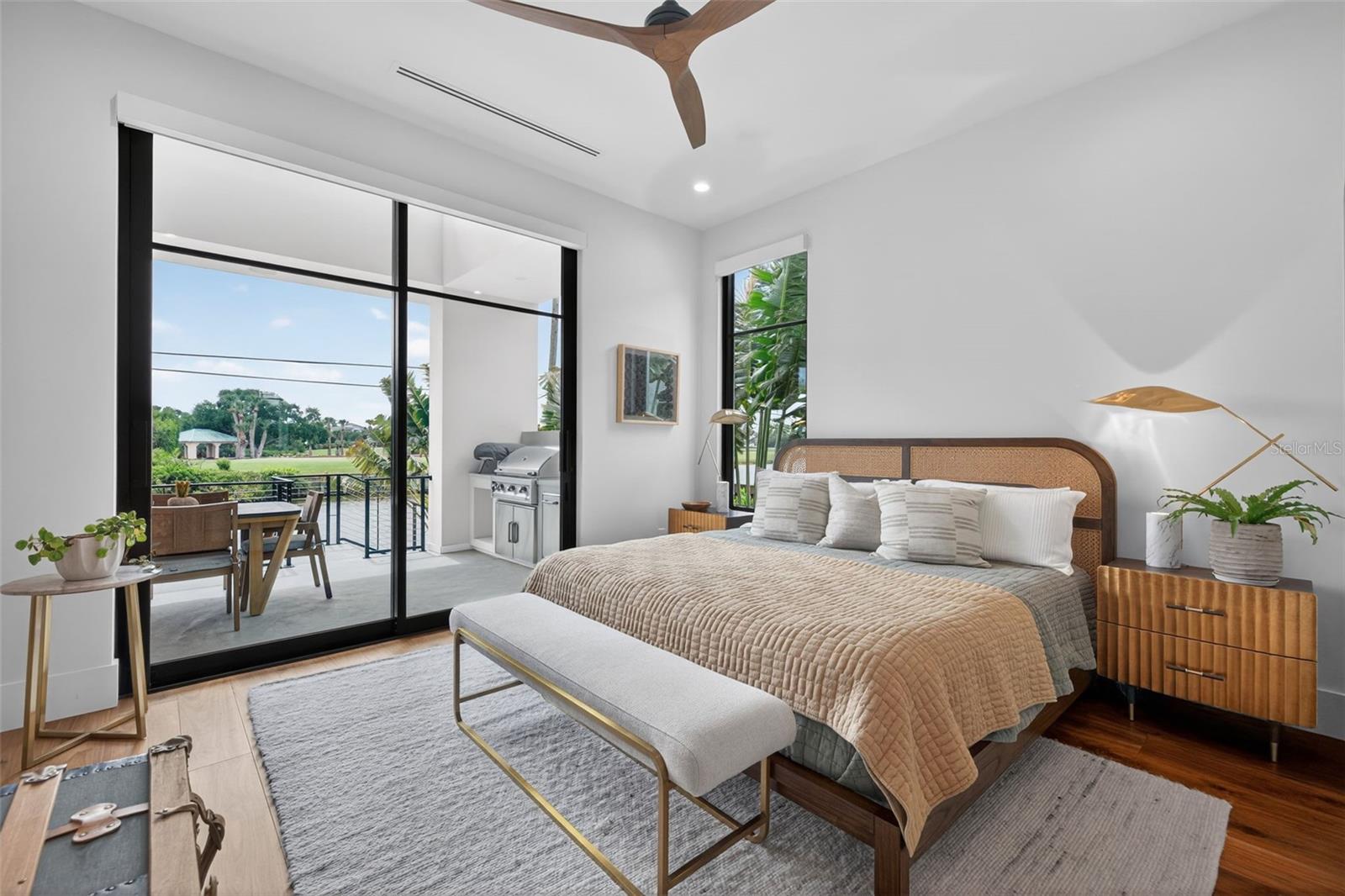 Downstairs guest bedroom with en-suite bathroom
