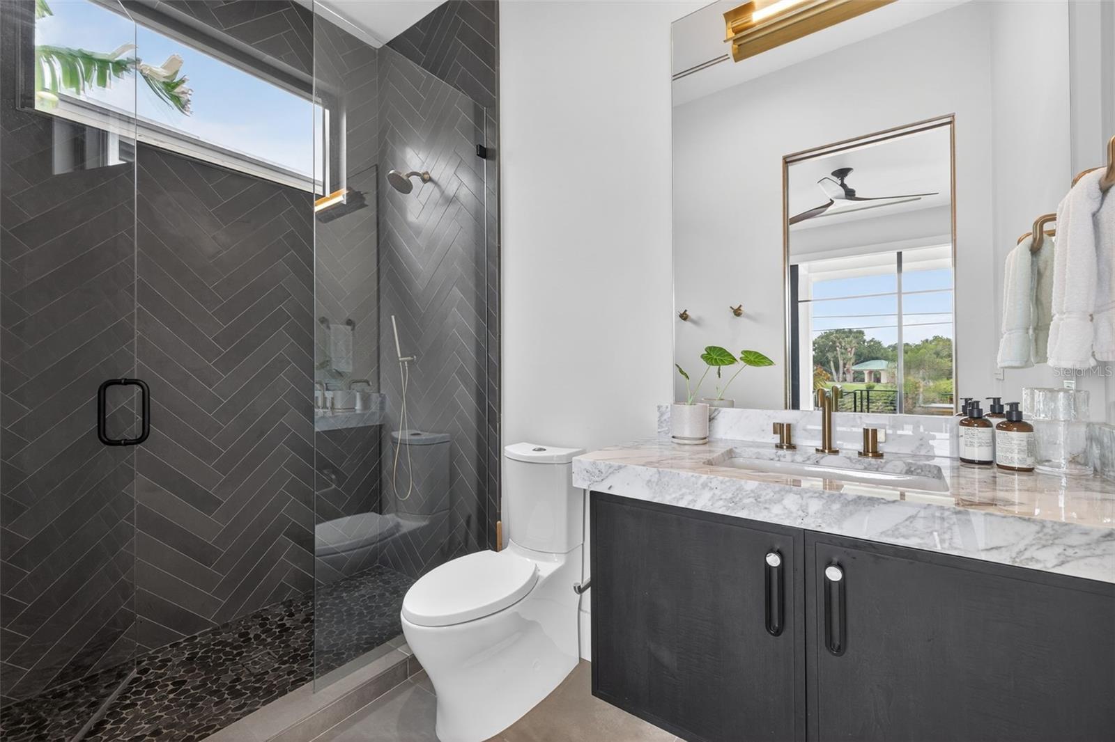 Downstairs guest bedroom en-suite full bathroom