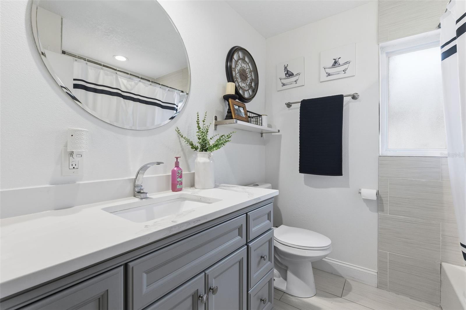 Additional bathroom with modern finishes