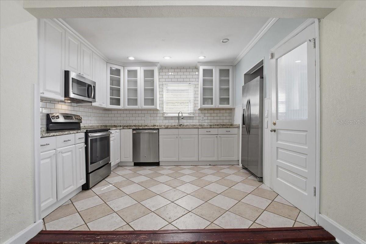 GREAT SIZE KITCHEN WITH WHITE CABINETRY