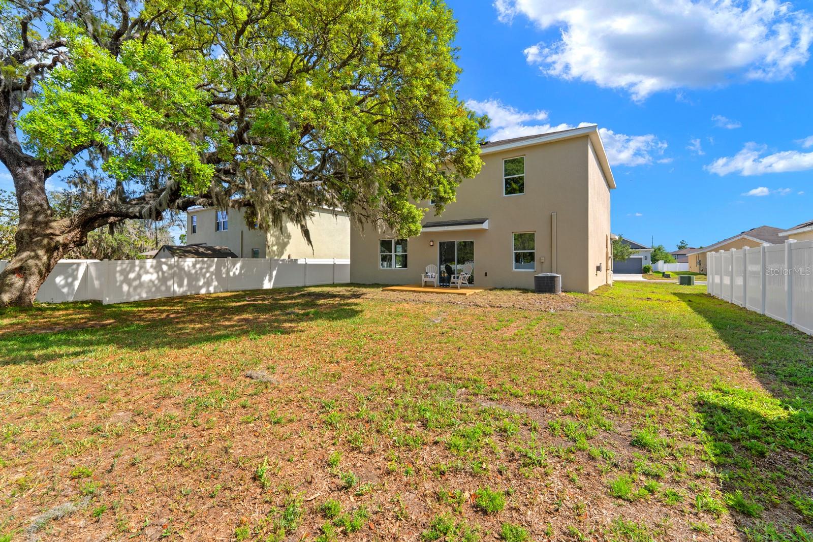 The backyard is huge, but could be fenced in.  The neighbors' vinyl fencing are already up, so it'd be less expensive than you'd think.  Also, there's plenty of room for a pool!