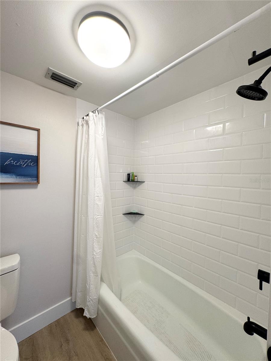2nd Bedroom Toilet & Shower/Tub