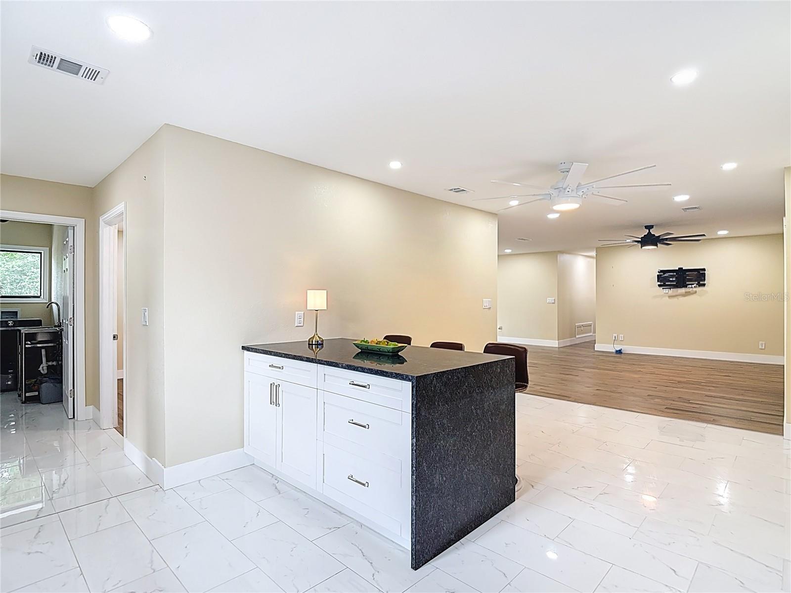 bar area w/storage