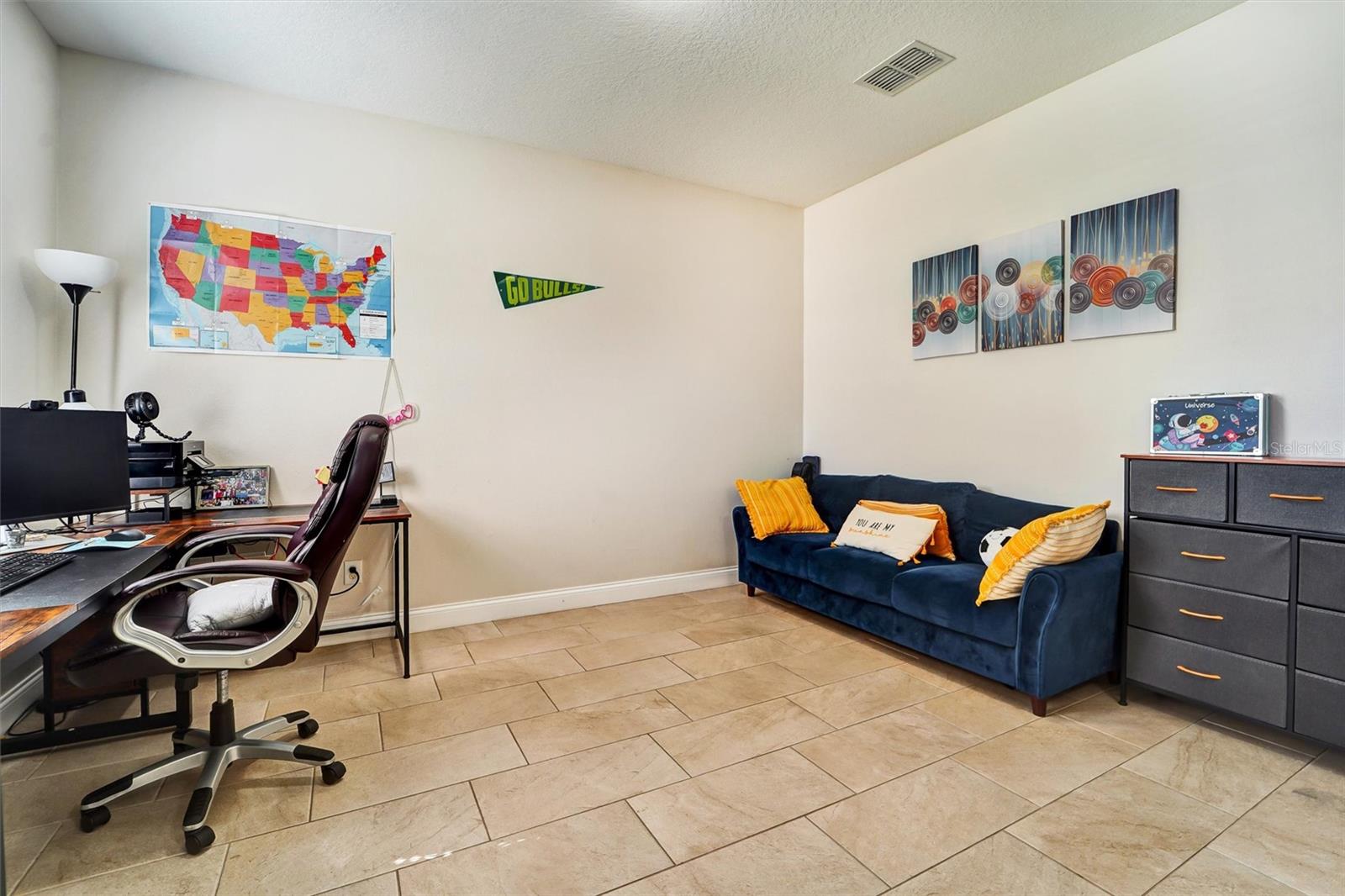 Flex room/offic at front of home