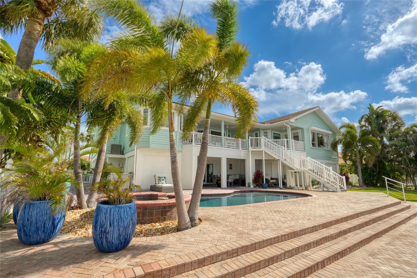 Expansive Lanai space perfect for entertaining